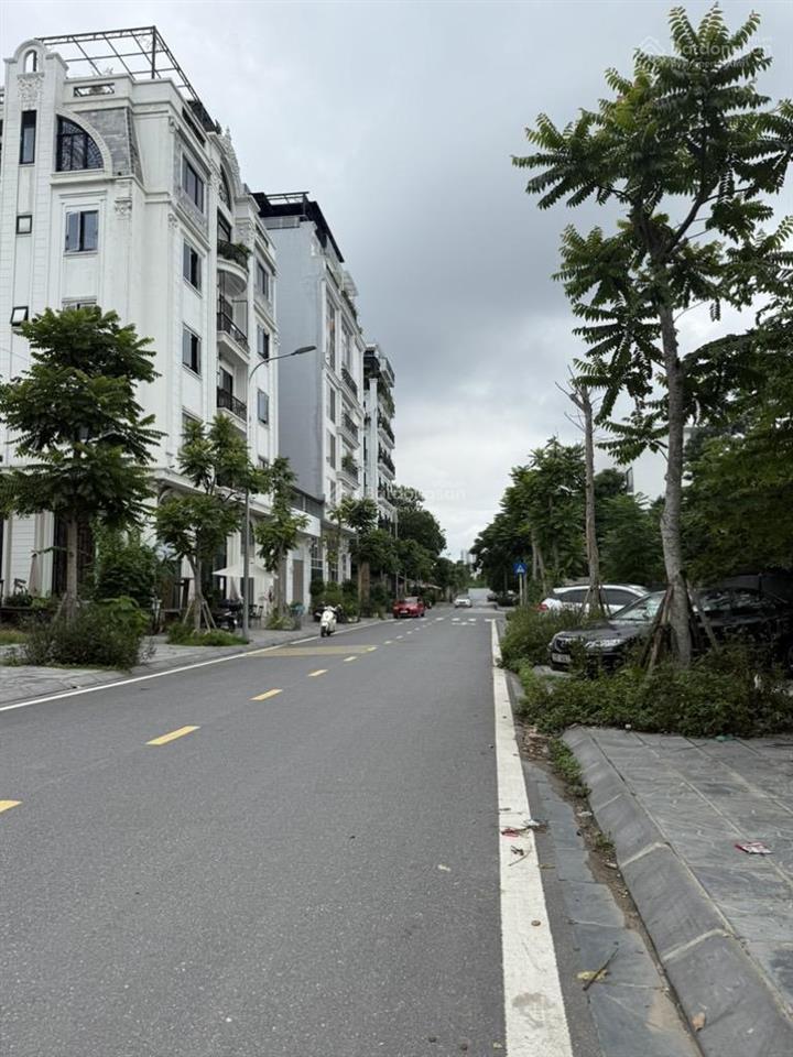 Gia thượng gần hồ 70m2  lô góc siêu thoáng giá tốt