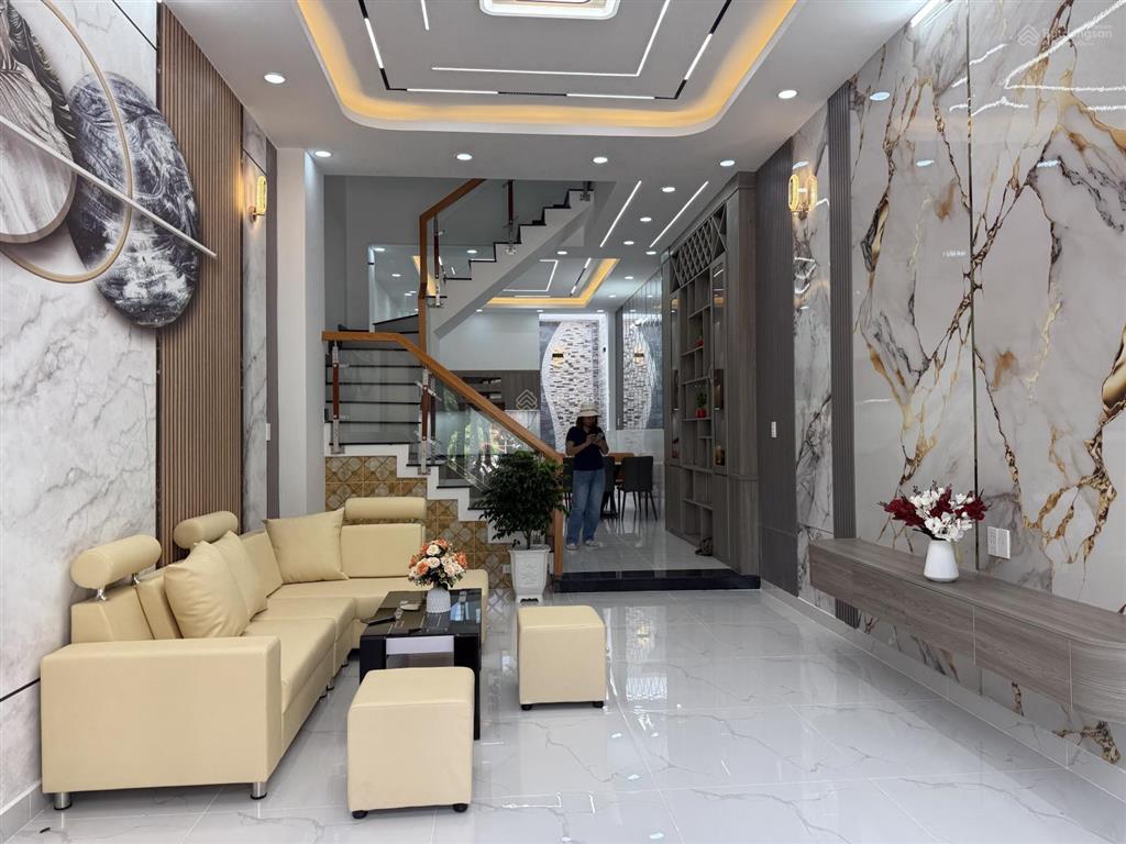 Nhà 1 trệt 3 lầu  5 phòng ngủ  sổ riêng hoàn công . mới 100% giá chính chủ