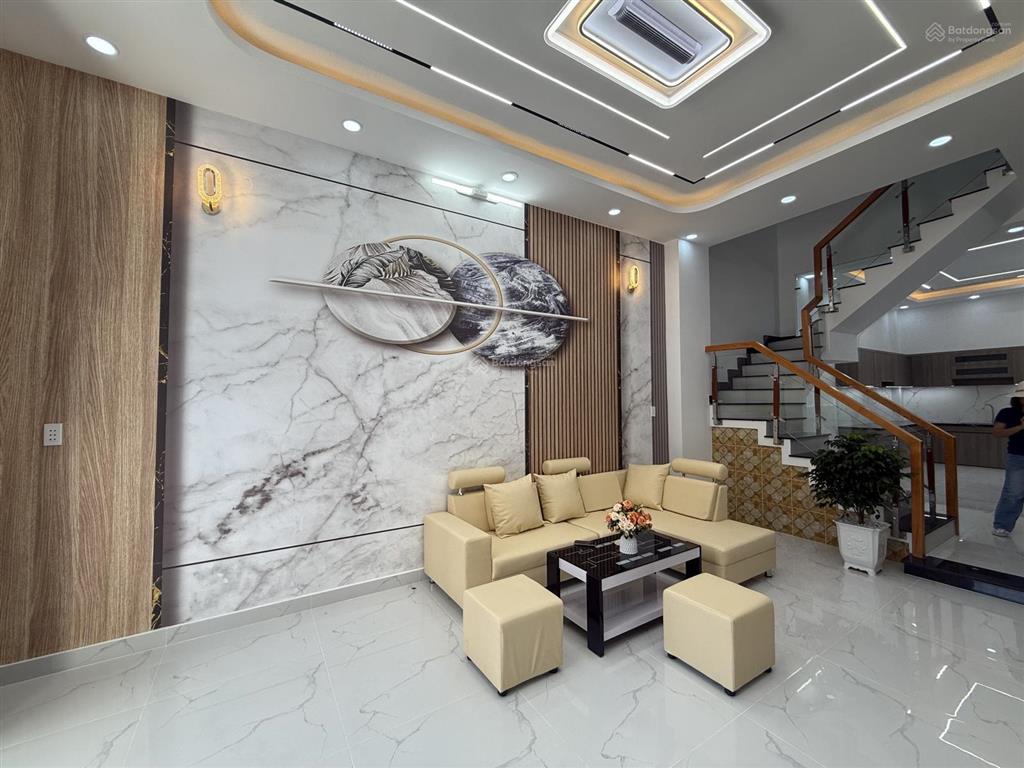 Nhà 1 trệt 3 lầu  5 phòng ngủ  sổ riêng hoàn công . mới 100% giá chính chủ