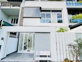 Biệt thự đẹp khu nam phú mỹ hưng. nhà mới đầy đủ nội thất  có trang bị thang máy.  em luân