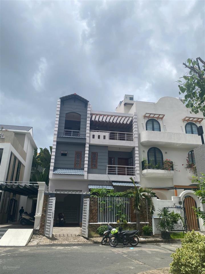 Bán biệt thự phú mỹ hưng giá tốt đầu tư. thấp hơn thị trường 20%.(lý do đâm đường nội khu). e luân