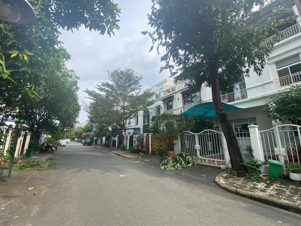 Cho thuê nhà phố 4pn, 3wc, 126m2  phú mỹ hưng. giá 35 triệu. phù hợp ở  làm văn phòng. em luân