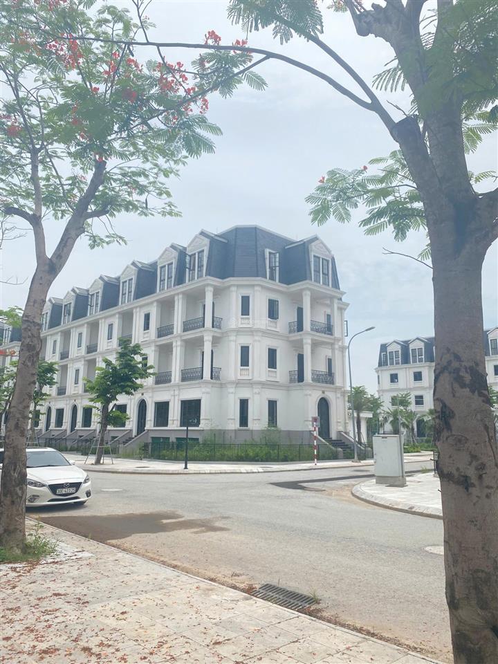 Bán nhà liền kề hướng nam đối diện vườn hoa. vị trí đẹp có thể vừa ở vừa cho thuê văn phòng