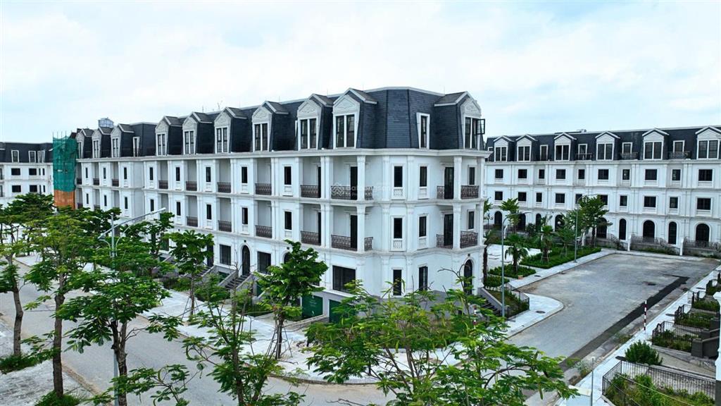 Bán nhà liền kề hướng nam đối diện vườn hoa. vị trí đẹp có thể vừa ở vừa cho thuê văn phòng