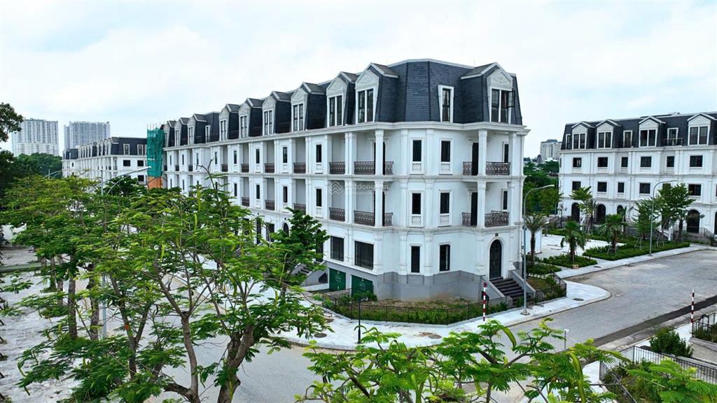 Bán nhà liền kề hướng nam đối diện vườn hoa. vị trí đẹp có thể vừa ở vừa cho thuê văn phòng