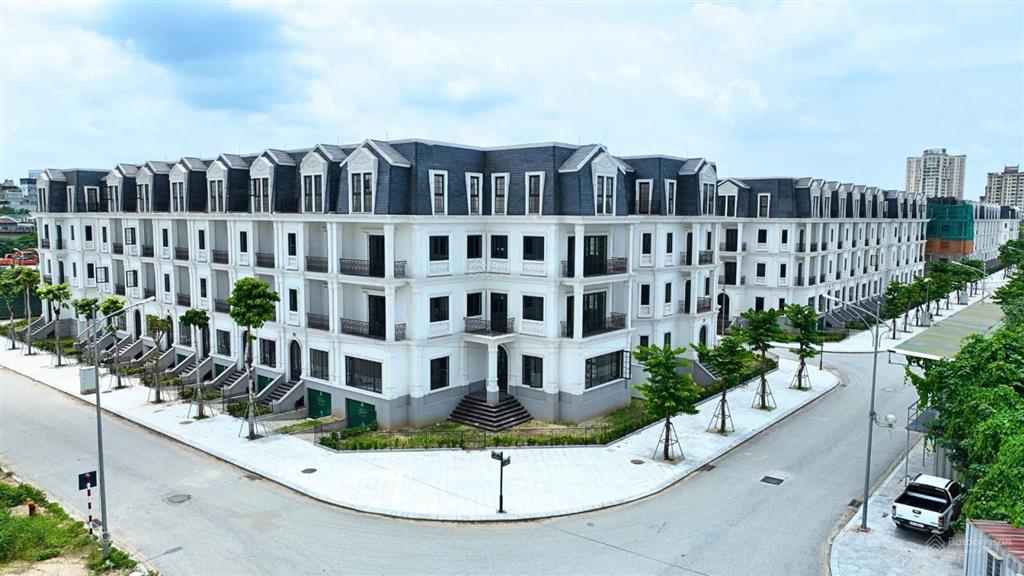 Bán nhà liền kề hướng nam đối diện vườn hoa. vị trí đẹp có thể vừa ở vừa cho thuê văn phòng