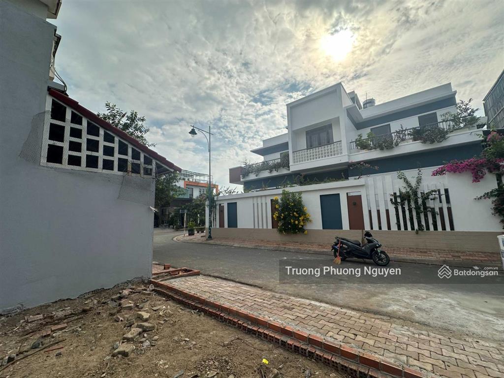 136m2 đất khu dân cư đường bàn cờ, phía sau chợ đầu mối thủ đức, mặt tiền nhựa lớn, sổ sẵn full thổ