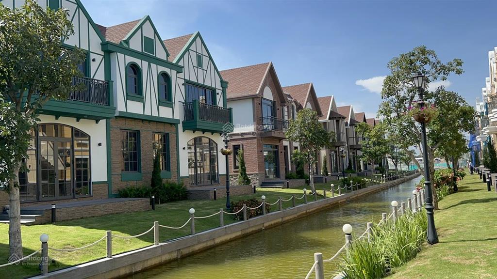 Bán cắt lỗ sâu 1.7 tỷ biệt thự song lập 200m2 nhà sẵn, sau nhà là kênh. giá 7,762tỷ bán 6tỷ(có vat)