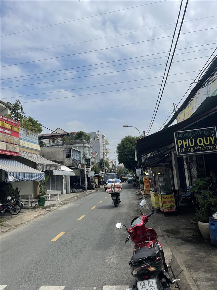 Cần tiền bán gấp nhà câp 4 mặt tiền ấp chiến lược,bhh a,bình tân,tp.hcm.