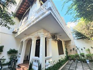 Cho thuê biệt thự quận 3 đương trần quốc thảo (16.5x22m) 1 trệt 2 lầu giá 125tr có hồ bơi sân vườn