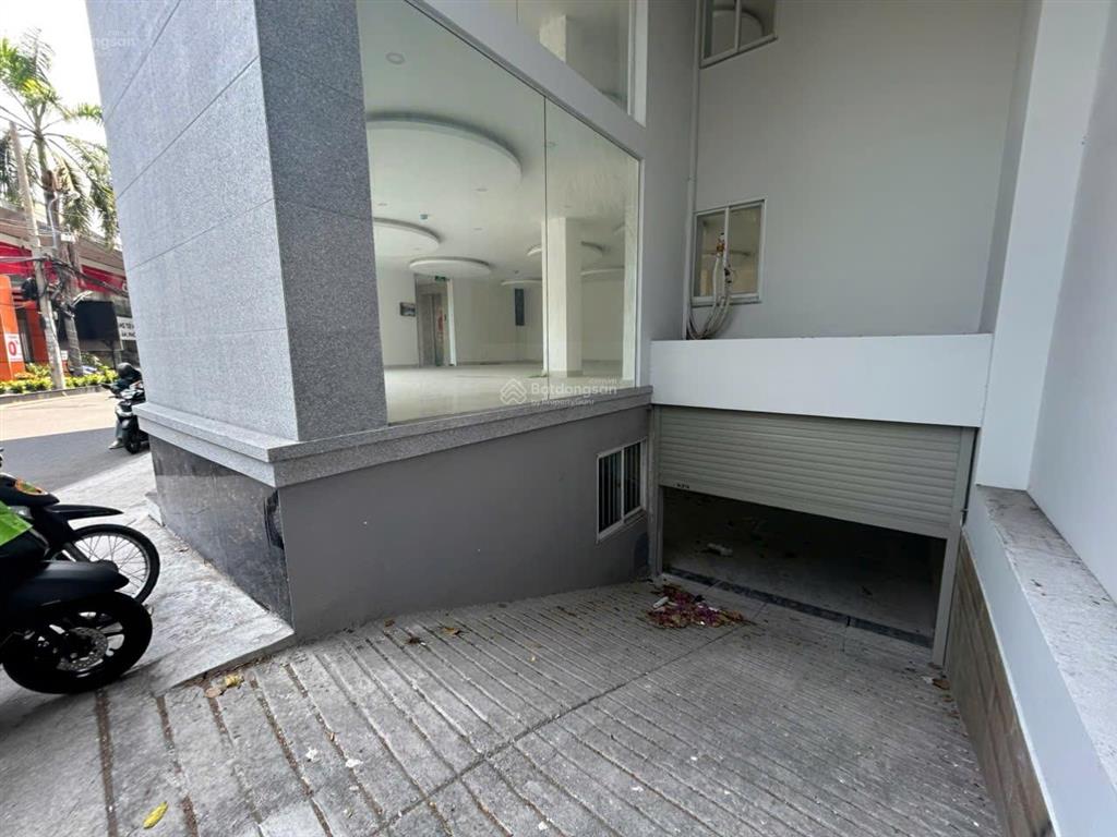 Cho thuê tòa nhà đường hoàng việt. dt 8x21m. hầm  trệt  4 lầu. trang bị sẵn hệ thống văn phòng