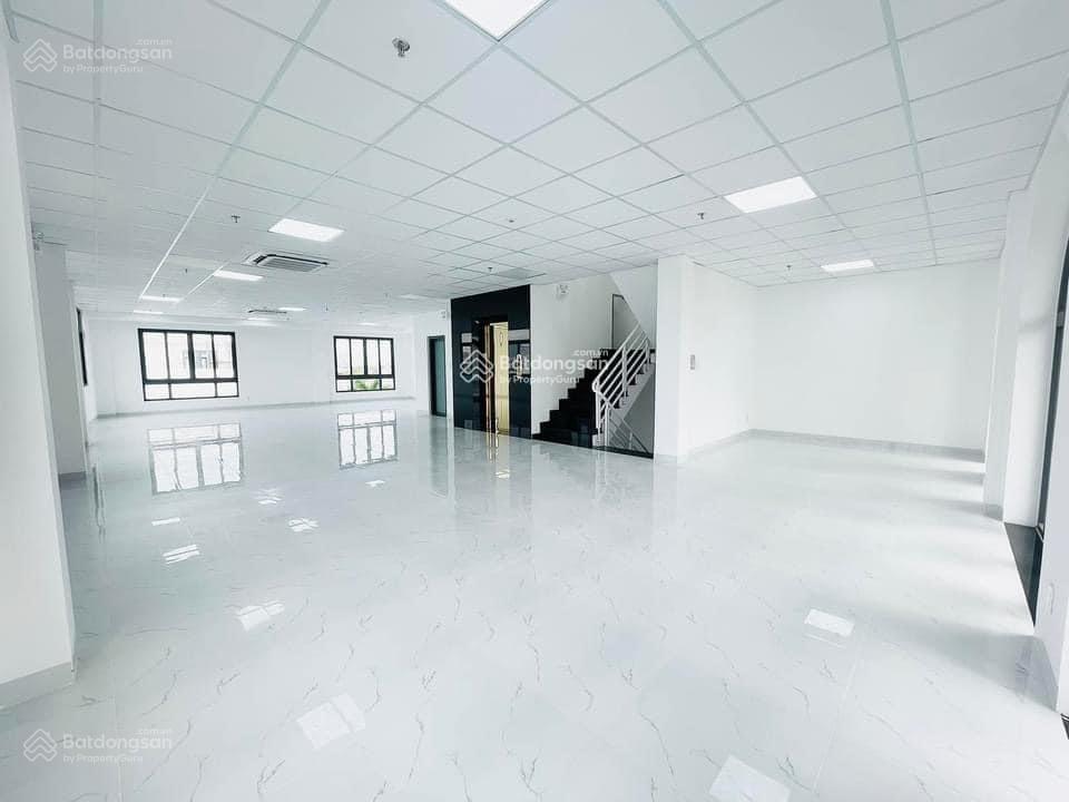 Cho thuê tòa nhà đường hoàng việt. dt 8x21m. hầm  trệt  4 lầu. trang bị sẵn hệ thống văn phòng