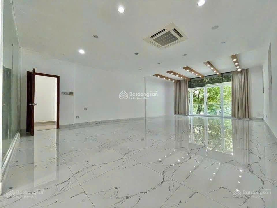 Cho thuê nhà mt khu vip k300. dt 8x20m trệt 3 lầu sân thượng. nhà rộng rãi sẵn máy lạnh