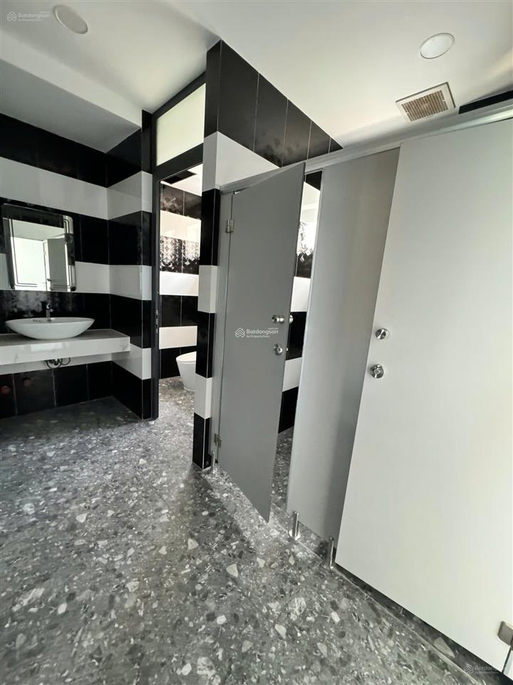 Cho thuê nguyên tòa mt lam sơn khu văn phòng. dt 9x20m. hầm 7 tầng. pccc
