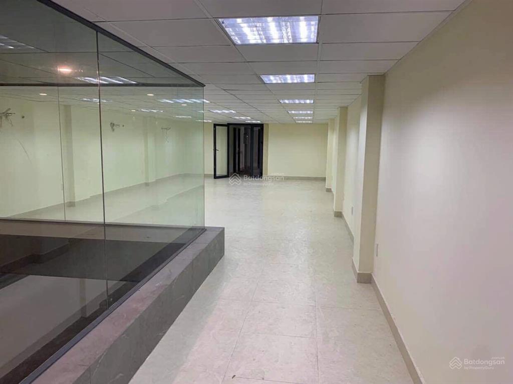 Nhà cho thuê mt thăng long, p. 4. dt 7x20m. hầm trệt 4 lầu. sàn suốt. thang máy đầy đủ. giá 80tr