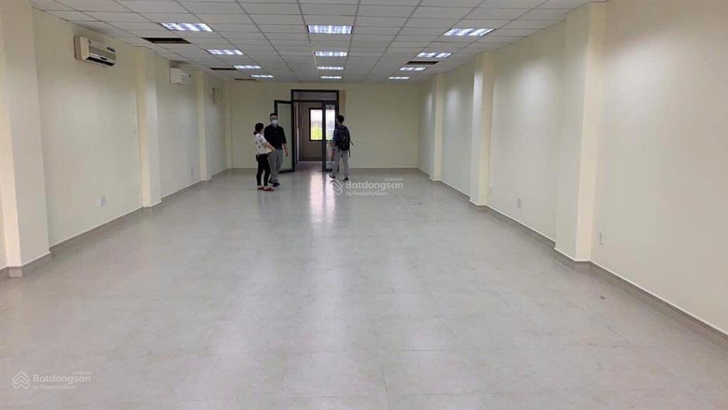 Nhà cho thuê mt thăng long, p. 4. dt 7x20m. hầm trệt 4 lầu. sàn suốt. thang máy đầy đủ. giá 80tr