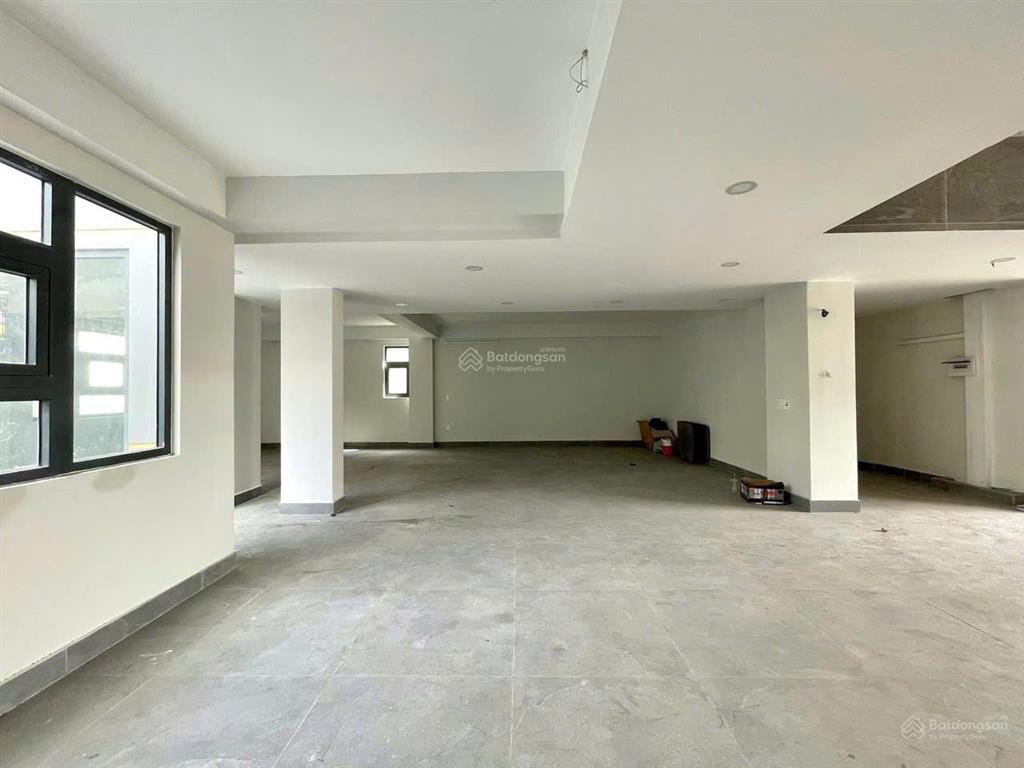 Cho thuê tòa nhà đường cộng hòa ngay ga t3 mới. dt 7x20m. hầm 6 tầng. trống suốt, pccc