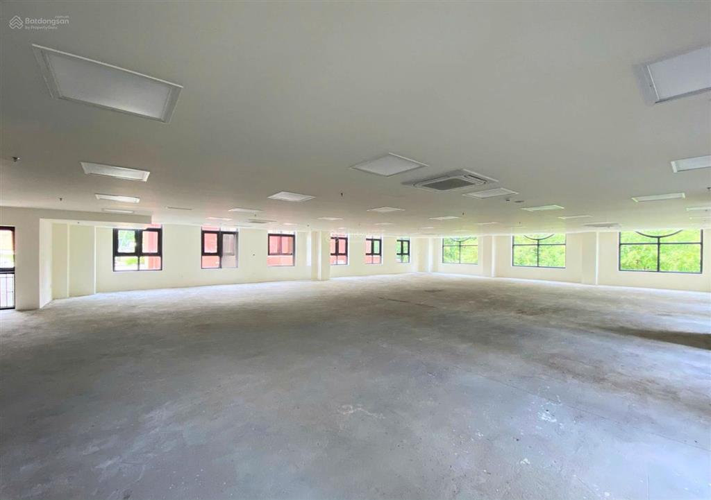 Tòa nhà cho thuê mới hoàn thiện mt út tịch, phường 4. dt 18x16m. hầm  7 tầng. vị trí đẹp