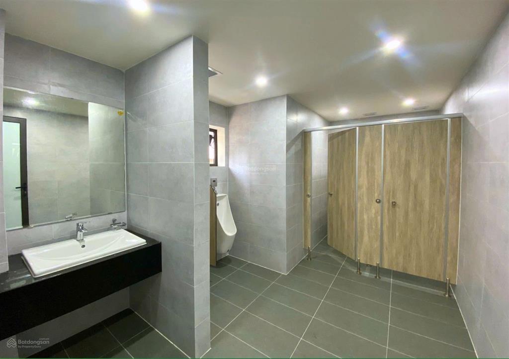 Tòa nhà cho thuê mới hoàn thiện mt út tịch, phường 4. dt 18x16m. hầm  7 tầng. vị trí đẹp