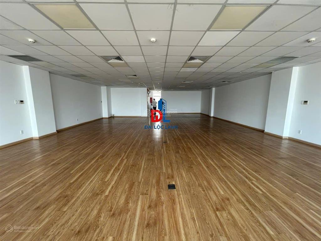 Cho thuê tòa nhà văn phòng mt phan xích long. vị trí thương hiệu. hầm, trệt 5 lầu