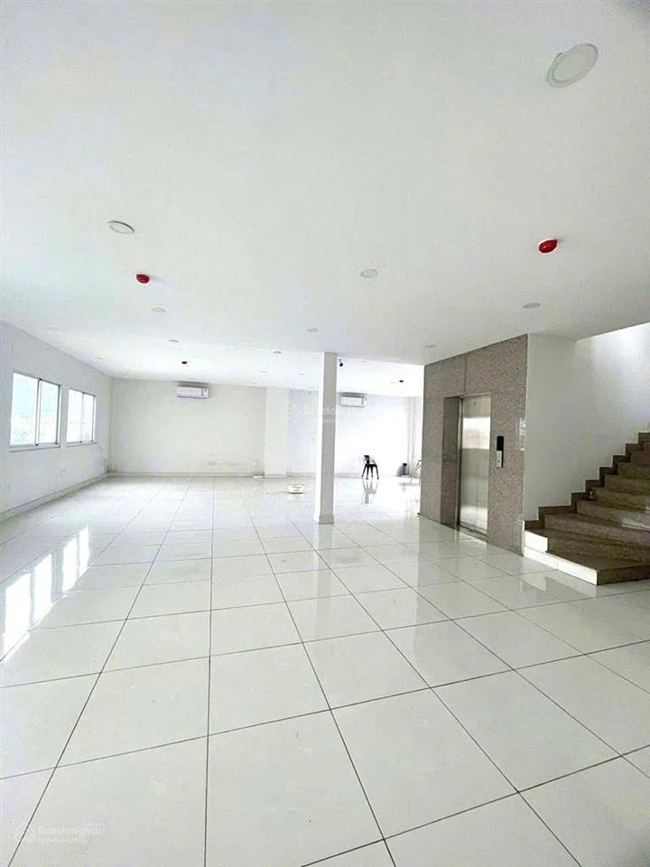 Tòa nhà cho thuê mt đường lê quang định, phường 5. dt 7x40m. hầm, trệt, 4 lầu. sàn trống suốt.