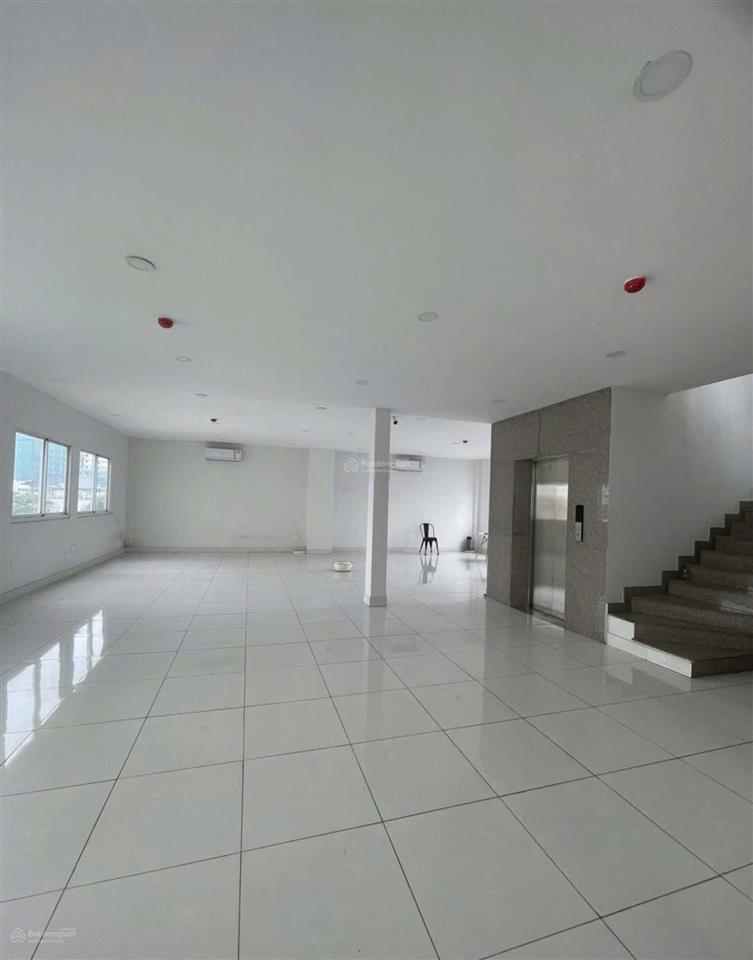 Tòa nhà cho thuê mt đường lê quang định, phường 5. dt 7x40m. hầm, trệt, 4 lầu. sàn trống suốt.