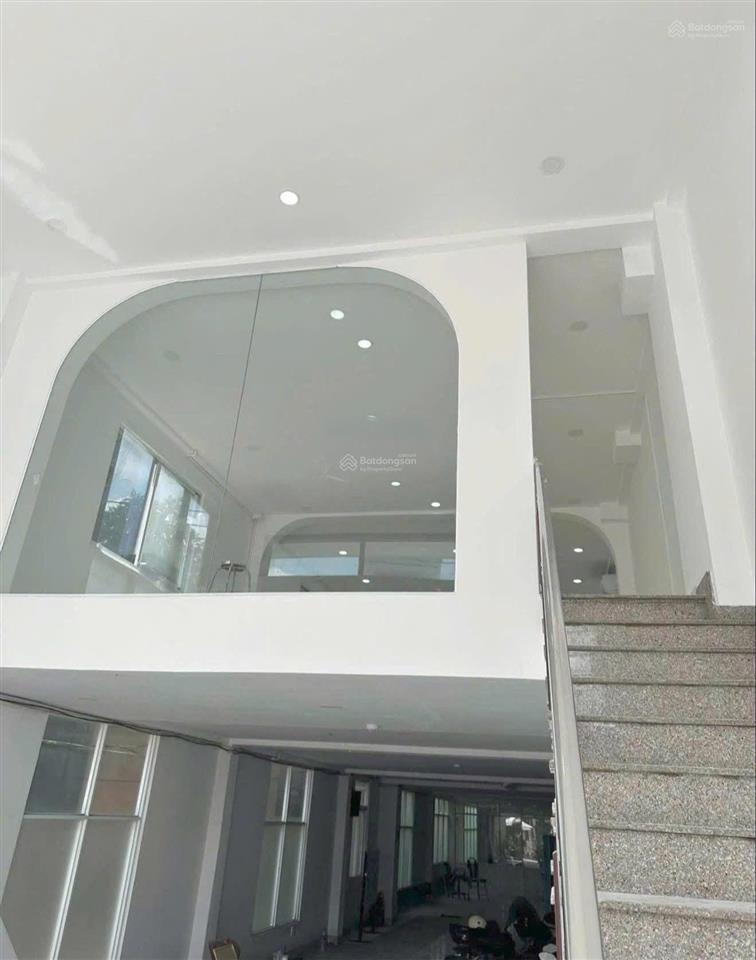 Tòa nhà cho thuê mt đường lê quang định, phường 5. dt 7x40m. hầm, trệt, 4 lầu. sàn trống suốt.