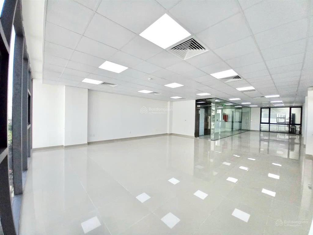 Cho thuê nguyên tòa khu sân bay, phường 2. dt 9x18m. hầm, trệt, 4 lầu. sàn trống suốt. sẵn pccc