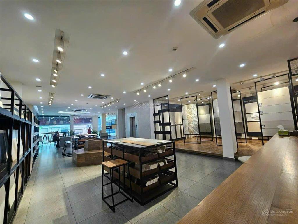 Cho thuê nguyên tòa mt đường cộng hòa, phường 13. dt 11x25m. hầm, trệt, 5 lầu. thiết kế rộng rãi