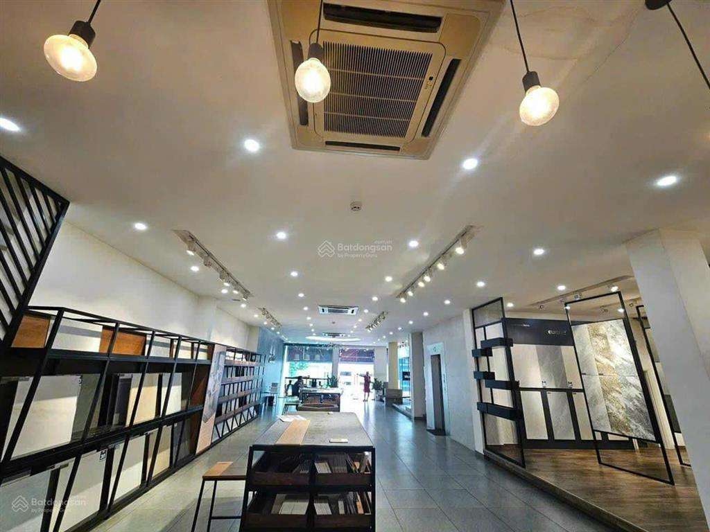 Cho thuê nguyên tòa mt đường cộng hòa, phường 13. dt 11x25m. hầm, trệt, 5 lầu. thiết kế rộng rãi