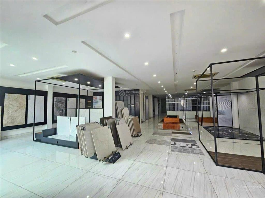 Cho thuê nguyên tòa mt đường cộng hòa, phường 13. dt 11x25m. hầm, trệt, 5 lầu. thiết kế rộng rãi