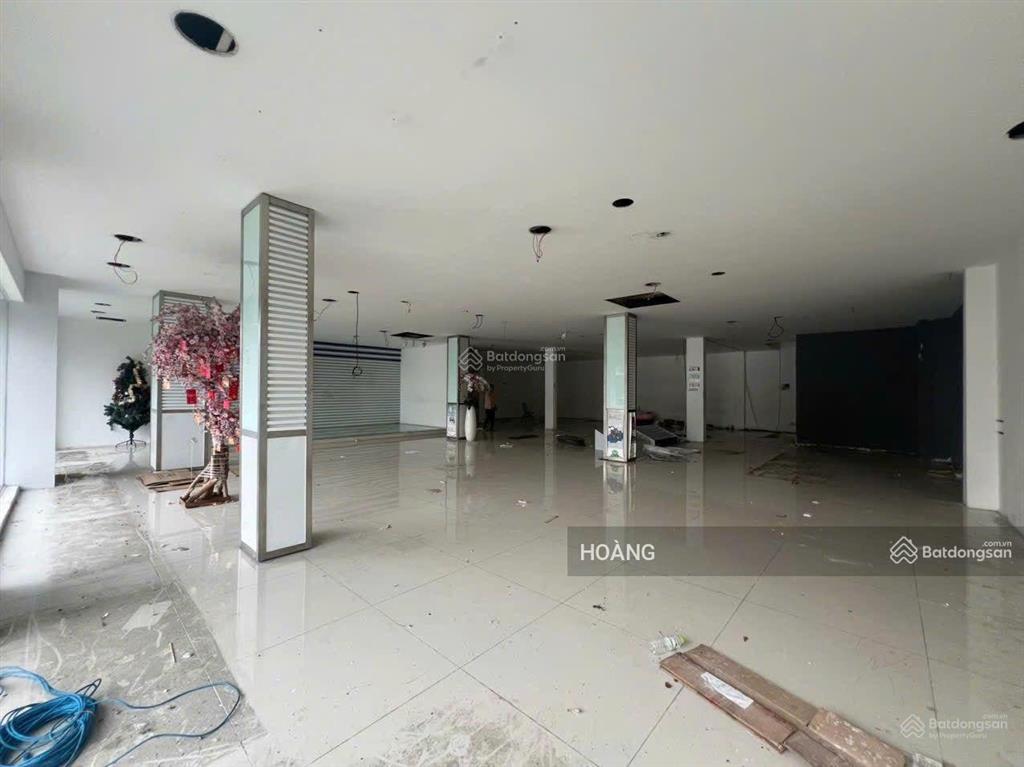 Cho thuê nguyên căn mt đường cộng hòa đoạn đẹp ngay lăng cha cả. dt 15x16m. trệt 3 lầu suốt.