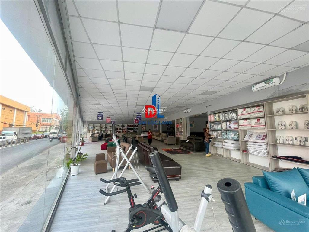 Cho thuê căn góc 2 mt cộng hòa, phường 4. dt 20x45m. 1 trệt  1 lầu trống suốt. vị trí thương hiệu