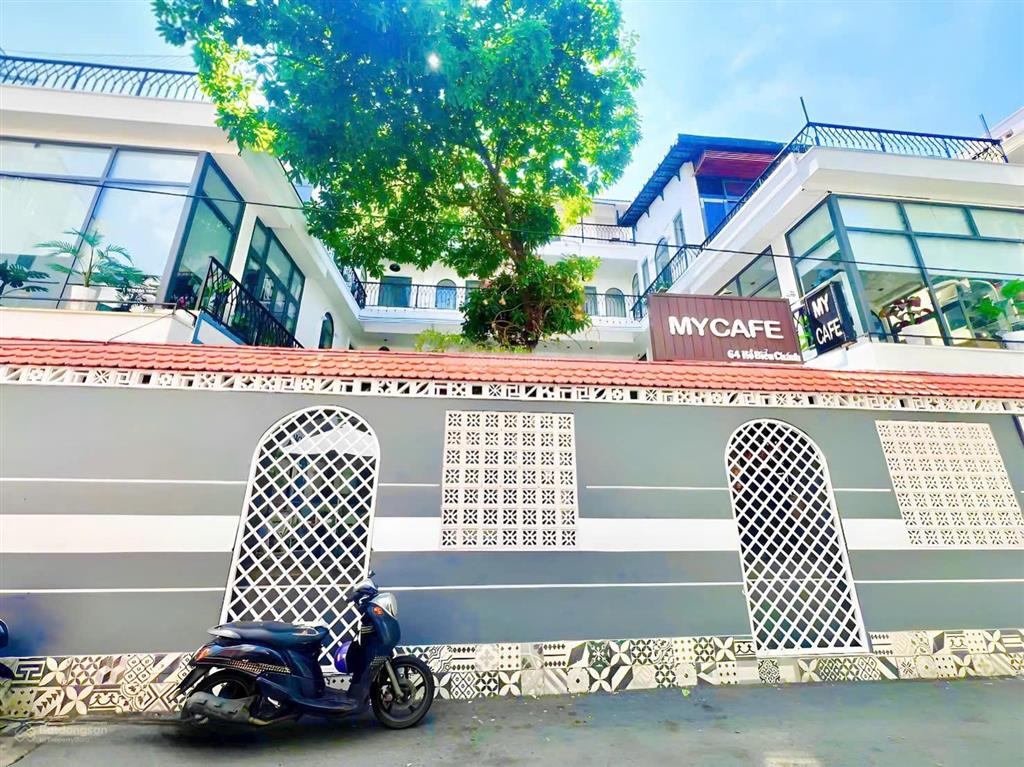 Nhà nguyên căn mt đường hồ biểu chánh, phường 11. dt 20x20m. trệt 2 lầu. sân vườn.