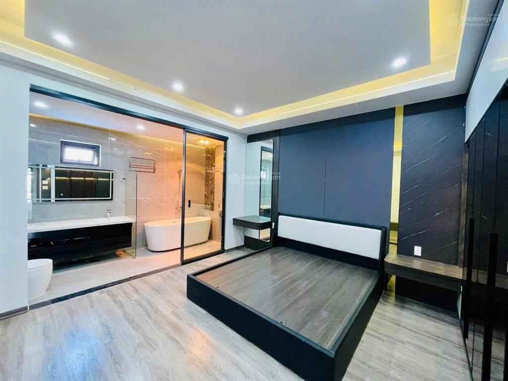 Nhà thiên lôi  vĩnh niệm, 141m 4 tầng, sân cổng, thang máy, giá 8.9 tỉ