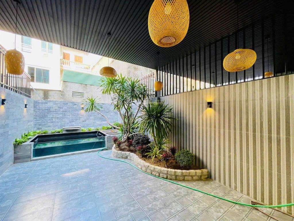 Nhà thiên lôi  vĩnh niệm, 141m 4 tầng, sân cổng, thang máy, giá 8.9 tỉ