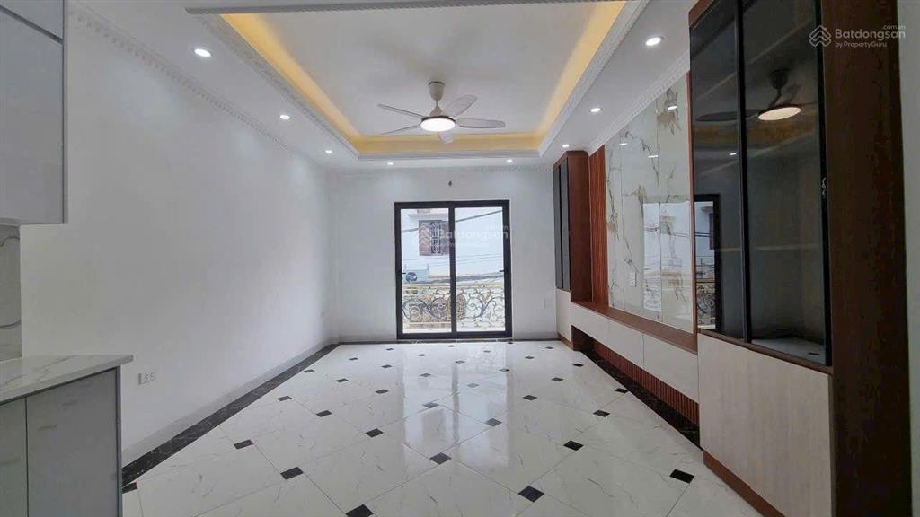 Nhà 61m xây 6 tầng, thang máy, sân để ô tô đường rộng ô tô tránh phố tư đình, long biên, hn 15.3 tỷ