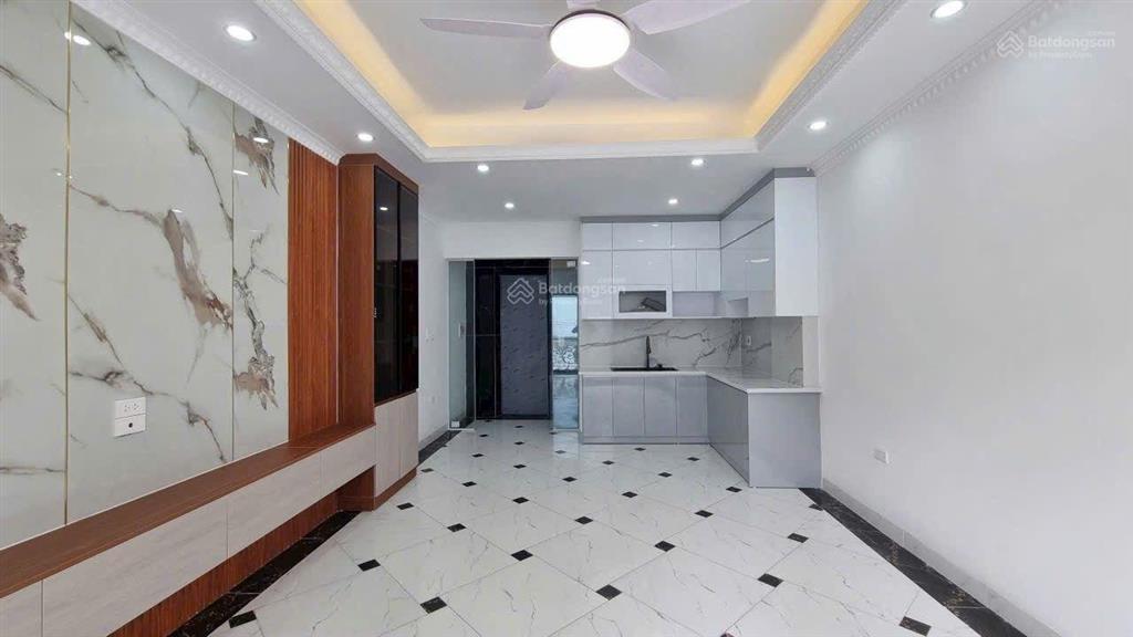 Nhà 61m xây 6 tầng, thang máy, sân để ô tô đường rộng ô tô tránh phố tư đình, long biên, hn 15.3 tỷ