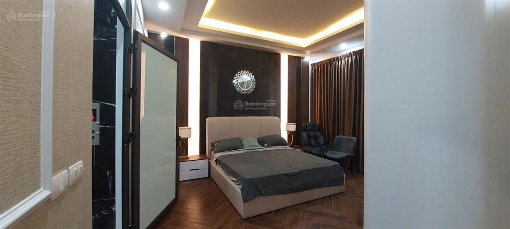 Nhà 132m2 xây 6 tầng, thang máy, gara 4 ô tô, full nội thất chỉ 20m ra phố nguyễn văn cừ, long biên