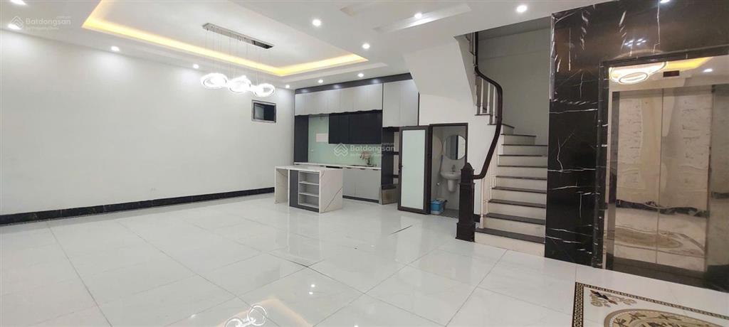 Nhà 132m2 xây 6 tầng, thang máy, gara 4 ô tô, full nội thất chỉ 20m ra phố nguyễn văn cừ, long biên