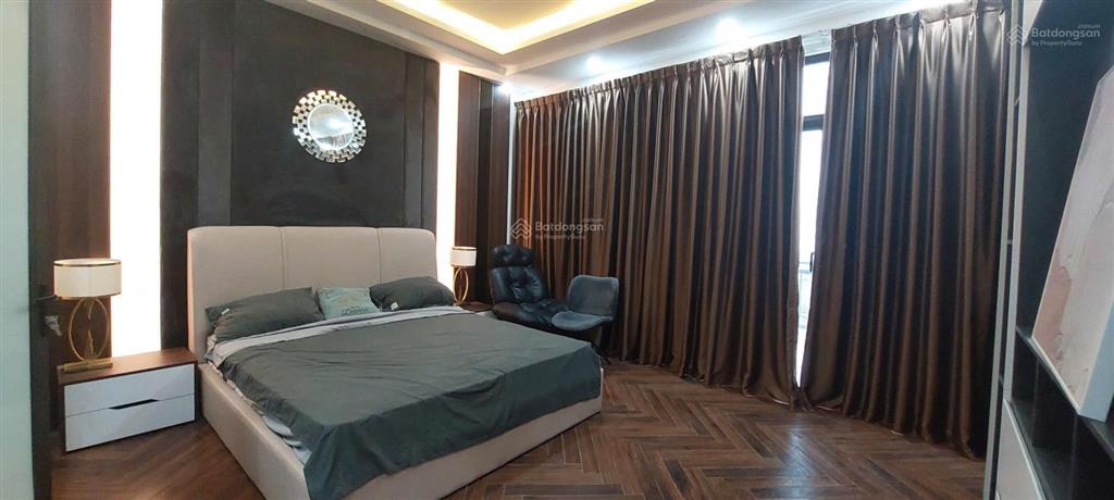 Nhà 132m2 xây 6 tầng, thang máy, gara 4 ô tô, full nội thất chỉ 20m ra phố nguyễn văn cừ, long biên