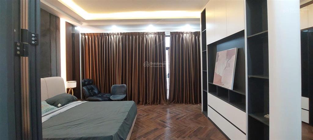 Nhà 132m2 xây 6 tầng, thang máy, gara 4 ô tô, full nội thất chỉ 20m ra phố nguyễn văn cừ, long biên