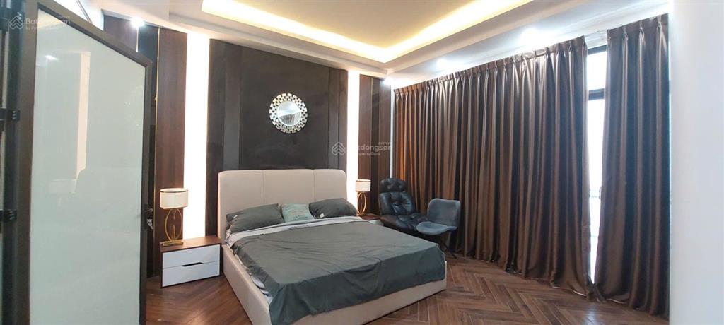 Nhà 132m2 xây 6 tầng, thang máy, gara 4 ô tô, full nội thất chỉ 20m ra phố nguyễn văn cừ, long biên