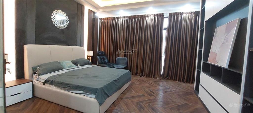 Nhà 132m2 xây 6 tầng, thang máy, gara 4 ô tô, full nội thất chỉ 20m ra phố nguyễn văn cừ, long biên