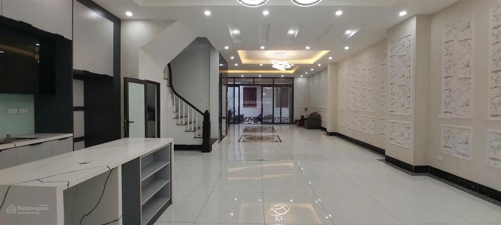 Nhà 132m2 xây 6 tầng, thang máy, gara 4 ô tô, full nội thất chỉ 20m ra phố nguyễn văn cừ, long biên