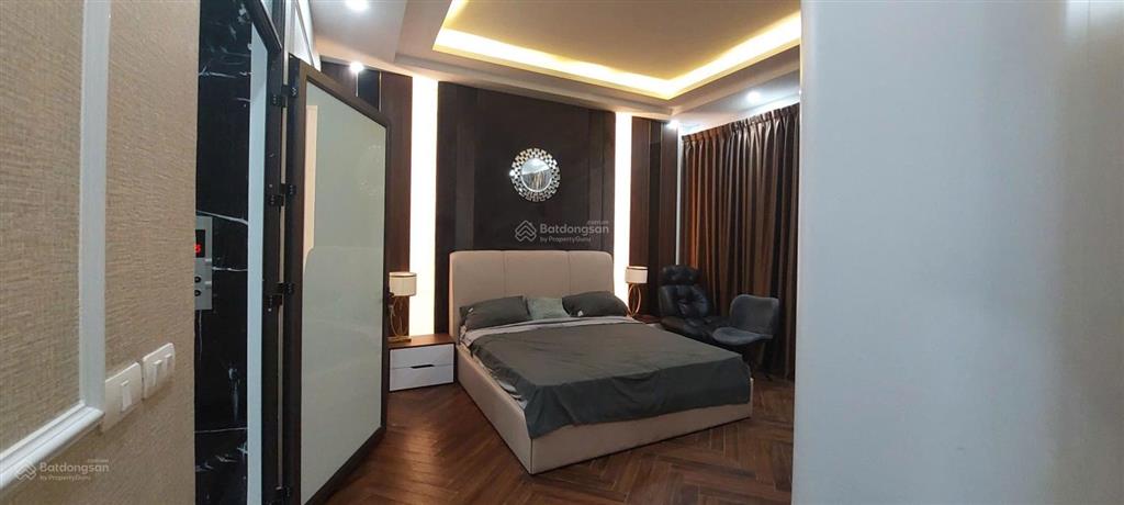 Nhà 132m2 xây 6 tầng, thang máy, gara 4 ô tô, full nội thất chỉ 20m ra phố nguyễn văn cừ, long biên