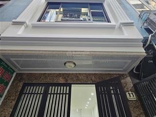 Bán nhà cầu giấy 30m2 4 tầng , mặt tiền 4m . nhà cách phố 10m , ảnh thật , giá 8,5 tỷ , còn tl