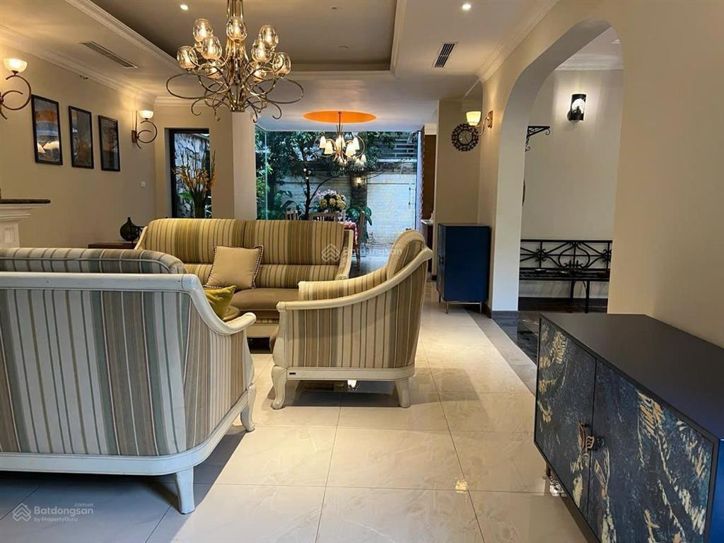Bán biệt thự cầu giấy ,250m2 , 4 tầng , lô góc , vỉa hè 3m , khu đô thị dịch vọng , giá 124 tỷ