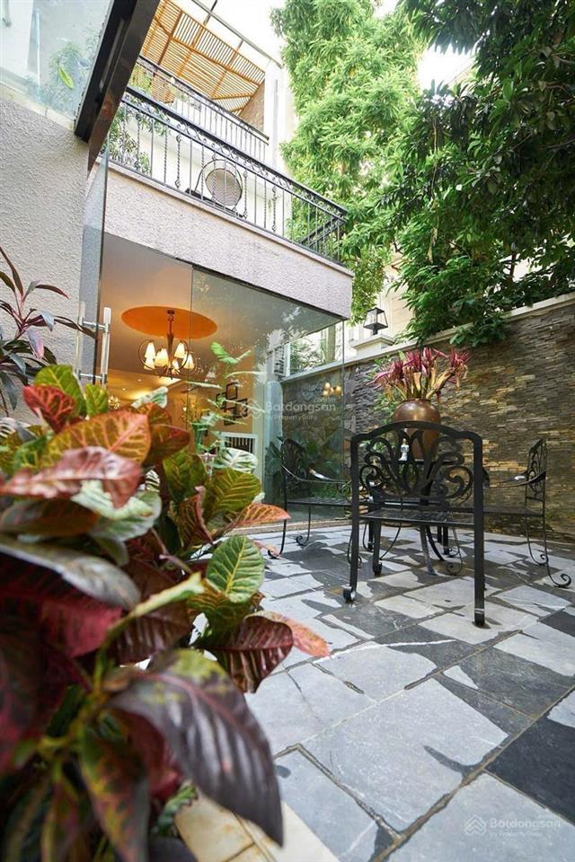 Bán biệt thự cầu giấy ,250m2 , 4 tầng , lô góc , vỉa hè 3m , khu đô thị dịch vọng , giá 124 tỷ
