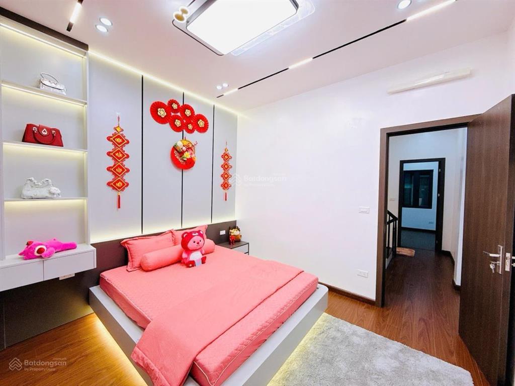 Bán nhà cầu giấy. 45m2 6 tầng mt 4m , nhà đẹp , ngõ rộng . cách phố 60m. giá 12,9 tỷ